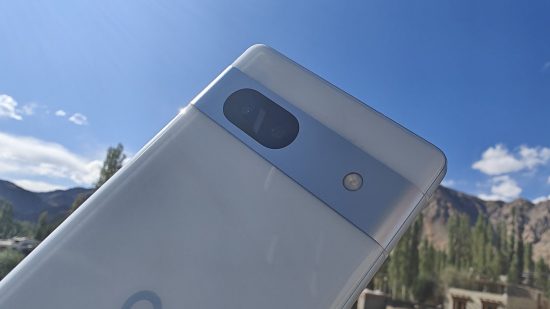 携帯電話のレビュー用の Google Pixel 7a の背面カメラと背面カメラの写真