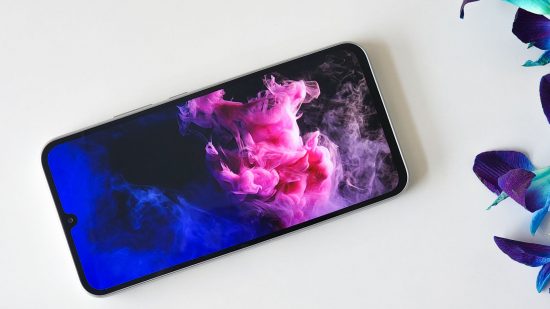 携帯電話のレビュー用の Samsung Galaxy A34 画面上の色の画像
