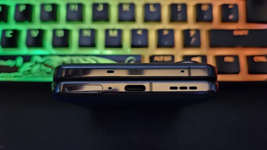 携帯電話のレビューのための Oppo Find N2 Flip の充電 USB-C ポイントの写真