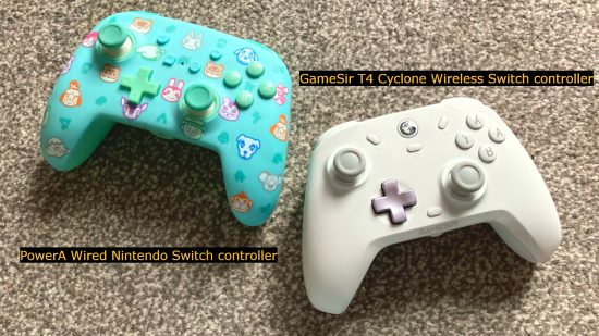 GameSir T4 Cyclone Switch コントローラーのレビュー: どうぶつの森 PowerA Switch コントローラーの右側に白い GameSir T4 Cyclone があり、黒い背景にマンゴーのテキストがその旨を示しています