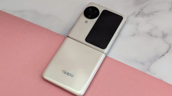Oppo Find N3 の画像 フリップを開いて下向きにして携帯電話をレビューする