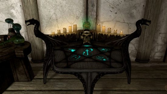 頭蓋骨、ろうそく、奇妙な絵文字が描かれた光るカウンタートップ。 スカイリム付呪ガイドのアルケイン付呪器です。