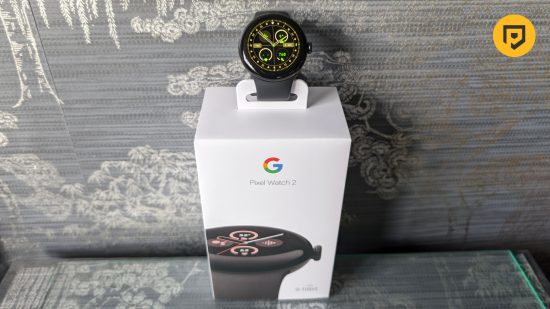 Google Pixel Watch 2 とその携帯電話のレビュー用の箱