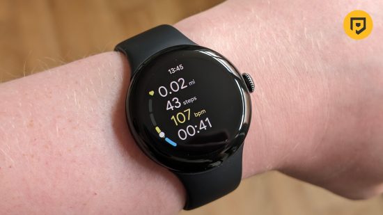 時計のレビューのために手首にフィットネス統計を表示している Google Pixel Watch 2 の写真
