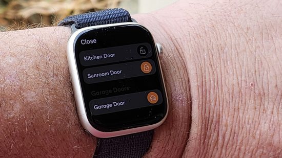 オプションを開いた状態で手首に装着したデバイスを示す Apple Watch Series 9 レビューのカスタム画像