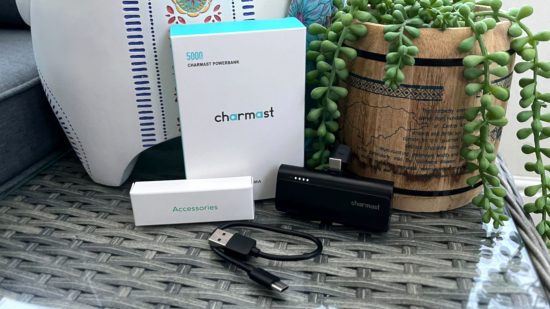 Charmast Mini Power Bank のカスタム画像とパッケージおよび充電ケーブル