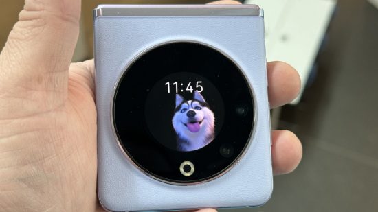 Tecno Phantom V Flip のディスプレイの拡大図。携帯電話のレビュー用にかわいい犬のアニメーションが付いています。