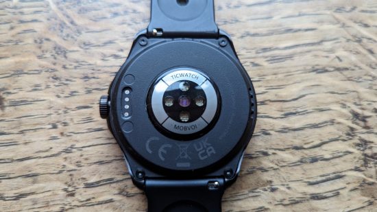 Mobvoi Ticwatch Pro 5 レビューの充電器が接続される時計の背面部分
