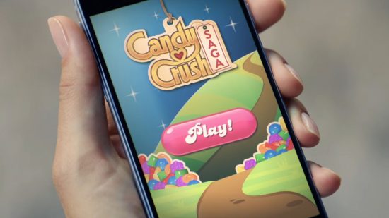 携帯電話でプレイしているキャンディ クラッシュの広告のスクリーンショット