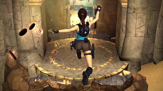 トゥームレイダー ゲーム「ララ・クロフト・レリック・ラン」で寺院の隙間を飛び越えてアーティファクトに向かうララ・クロフト