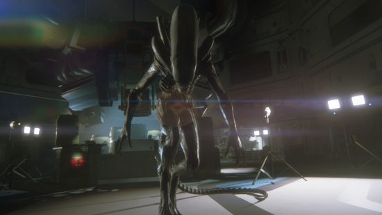 最高の SF ゲーム ガイドの Alien Isolation でプレイヤーに近づく Xenomorph のスクリーンショット